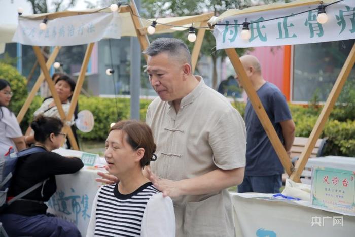 开封非遗市集活动现场（央广网见习记者 郝振青 摄）