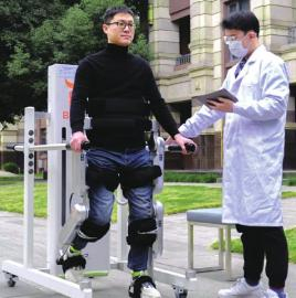 外骨骼机器人正在进行康复训练测试。布法罗供图
