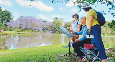 苏正东（中）和学生在户外写生。受访者供图