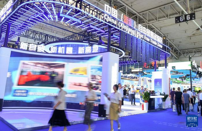   2024年6月27日，在第八届中国—亚欧博览会上，观众在中国（新疆）自由贸易试验区展台参观。新华社记者 王菲 摄