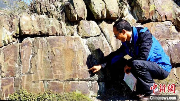 2019年，张良仁在俄罗斯的考古现场查看岩画。受访者供图