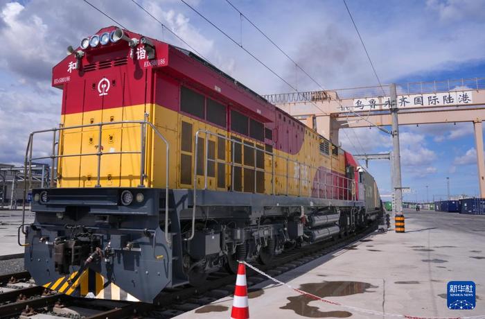   2024年5月27日，一列满载货物的中欧班列驶离新疆乌鲁木齐国际陆港区。新华社记者 王菲 摄