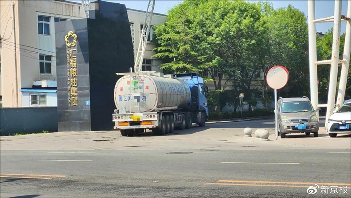 5月21日，一辆卸完煤制油的罐车，在未洗罐的情况下进入一家粮油公司装载大豆油。 新京报记者 韩福涛 摄