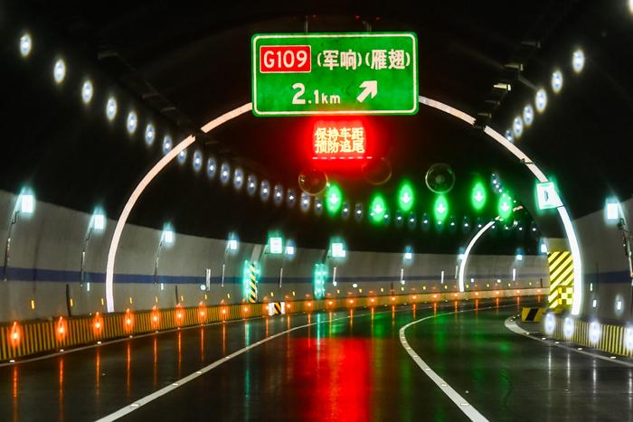 图为京蔚高速公路隧道内部。