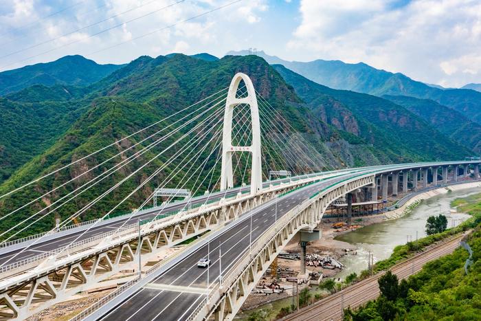图为京蔚高速公路安家庄东桥。