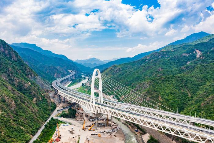 图为京蔚高速公路安家庄东桥。 