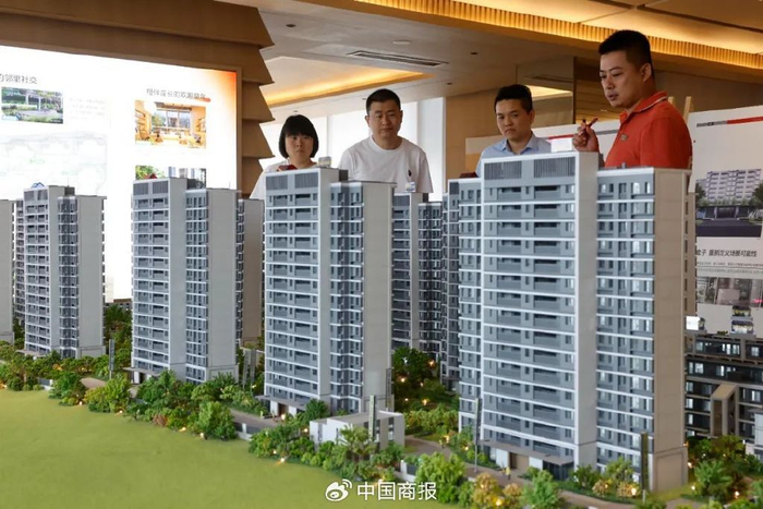 △售楼处，客户听取工作人员介绍。（图片由CNSPHOTO提供）