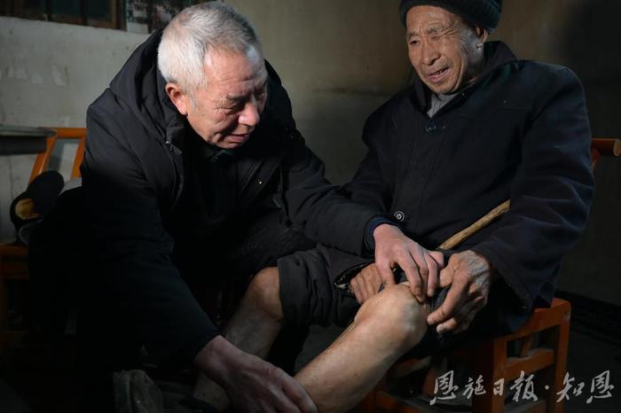 2021年12月16日，杨顺爱出诊为村民治疗风湿病。（全媒体记者 杨梦蝶 摄）