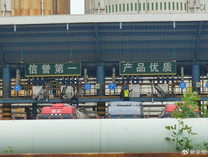 5月24日，一辆刚卸完煤制油的罐车，驶入中储粮油脂（天津）有限公司，司机爬上罐顶正准备装运食用油。 新京报记者 韩福涛 摄