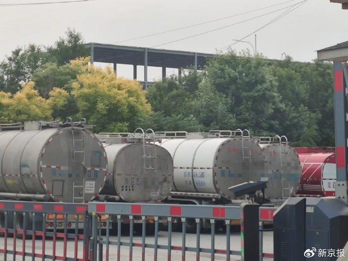 5月14日，河北省邢台市南和区一处停车场里，停了多辆罐车，当地许多人从事罐车运输行业。 新京报记者 韩福涛 摄