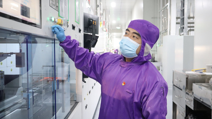 公司研发高级工程师李邦东正在检查设备情况。 受访者供图