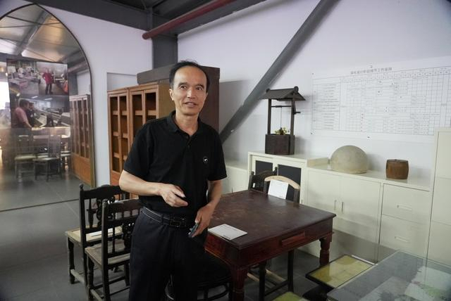 张仁扬和他捐赠的老家具。周楠 摄