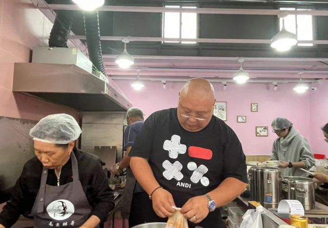 邱绍春在店里准备食材。 杨书源 摄