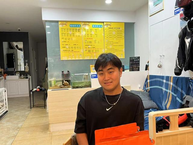 连日没有睡好，有点疲倦的杨帆在自己开的宠物店里。 杨书源 摄