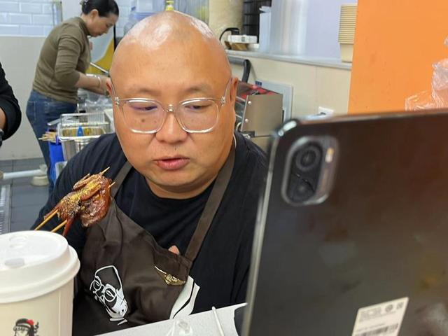 邱绍春在直播。 杨书源 摄