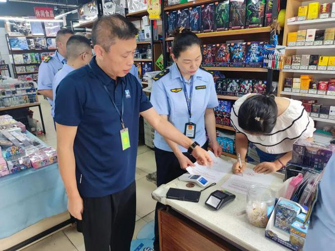 经营者在劝喻书上签字。刘文新/摄