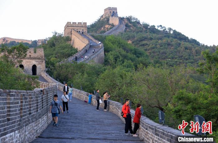 6月，游客在北京八达岭长城上参观游览。　中新社记者 贾天勇 摄