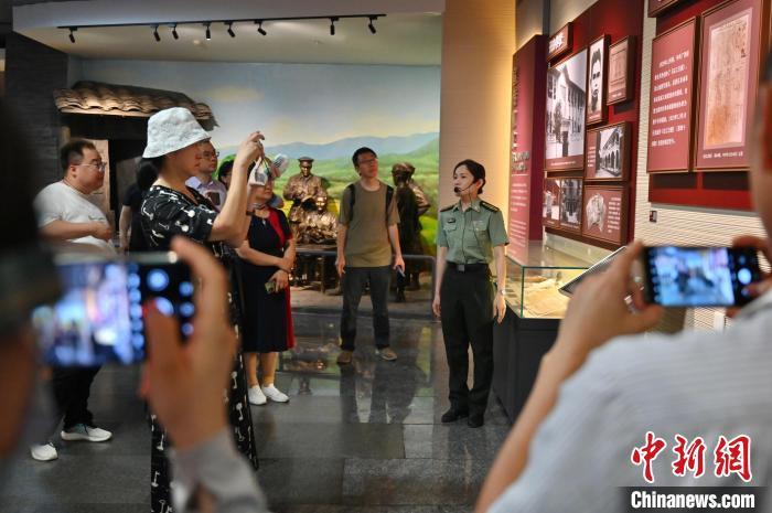 7月1日，海外华文媒体在百色起义纪念馆参观。俞靖 摄
