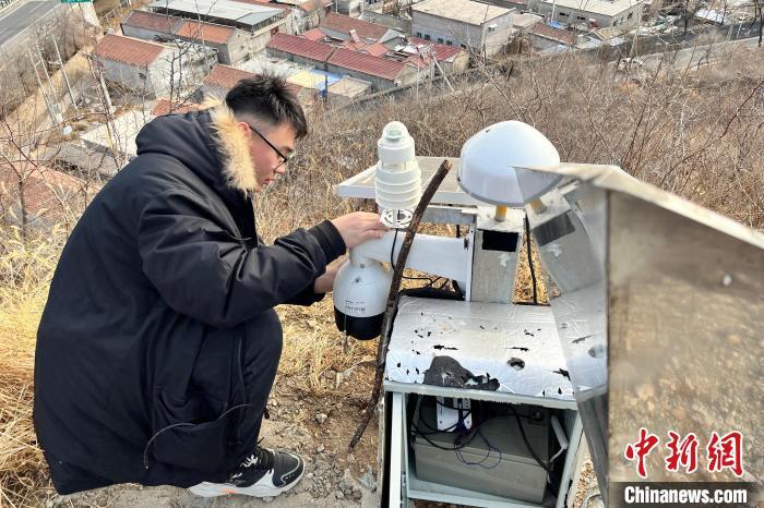 1月，王志通在居庸关长城沿线安装用于采集道路车辆信息的摄像头。(受访者供图)