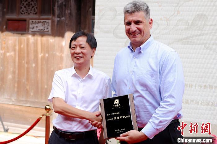 6月19日，宋怡明获得福州市永泰县人民政府颁发的“荣誉村民”称号。　池建辉 摄