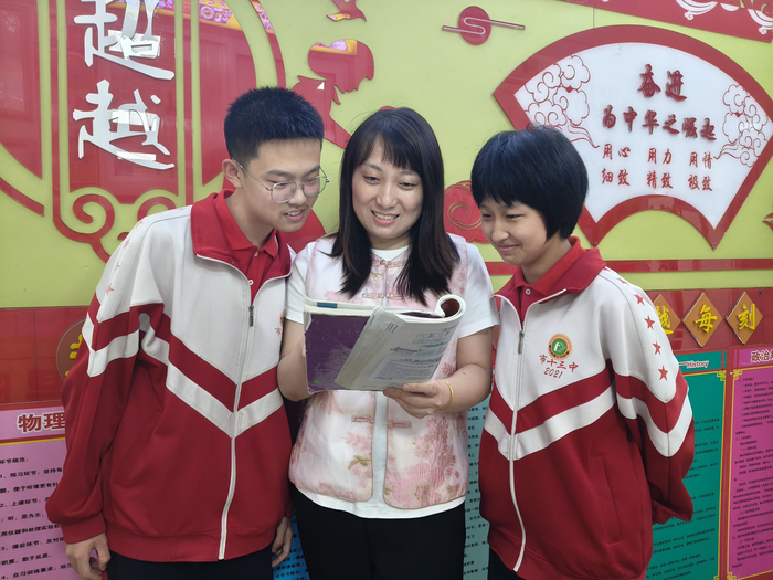 林源老师课间为学生答疑解惑。