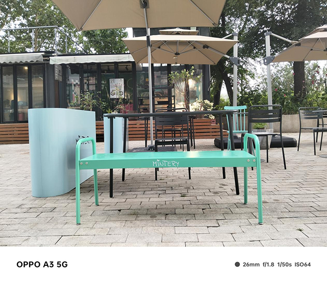 而OPPO A3整体色彩调节也是比较鲜艳的、比较讨好眼球的，非常适合直接发到朋友圈上，降低了入门用户后期P图的门槛。