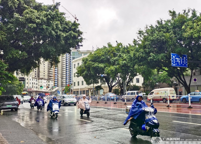 7月2日下午，南宁城区降雨，市民出行受影响。实习生 廖怡宁 摄