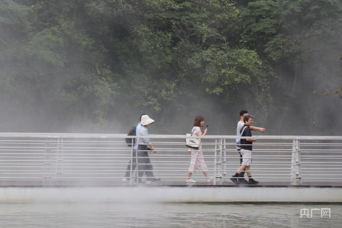 仙女湖上蒸腾起来的水雾，宛如一层薄纱（央广网记者 刘培俊 摄）