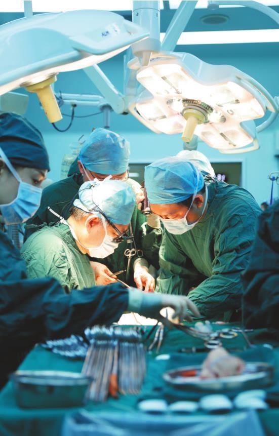         中国医大一院心脏外科团队实施心脏手术与国际接轨。中国医大一院供图