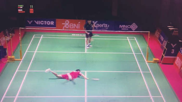     视频中0分27秒，张志杰突然向前倒地。