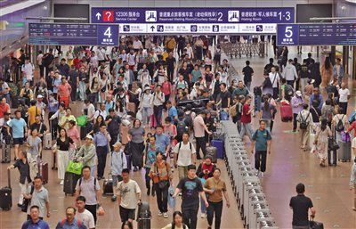 7月1日，北京西站，旅客们进入候车室准备乘车。新京报记者 王贵彬 摄