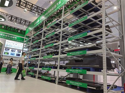 　　一家企业展示的回收的新能源汽车动力电池。 资料照片