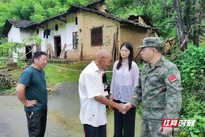 特稿|岳阳:大汛当前,他们筑起一道道坚固的"红色堤坝"