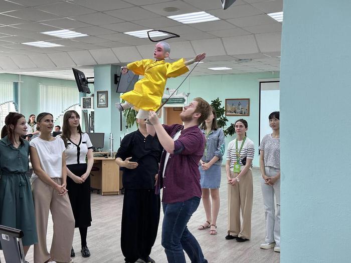 俄罗斯学生学习操纵木偶。 受访者供图