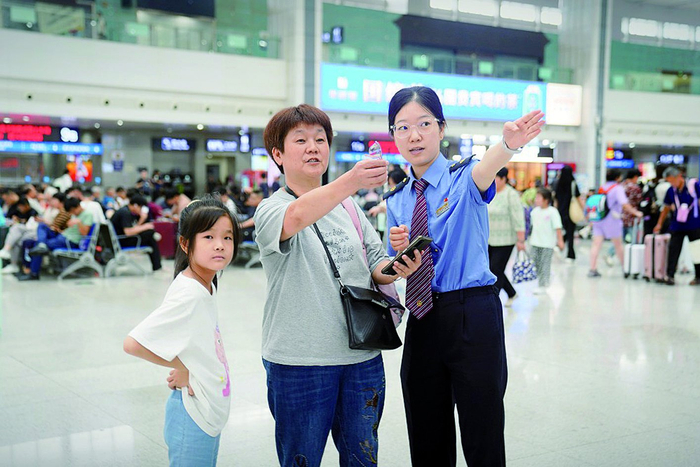     工作人员为旅客指路