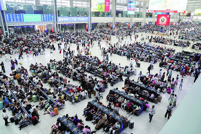     旅客在重庆火车站候车厅等候乘车