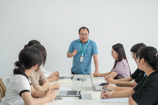 杜永光正在与学生们探讨建模竞赛内容