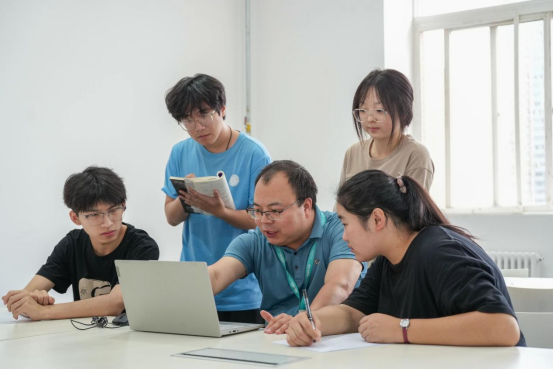 杜永光在课外为学生进行竞赛指导