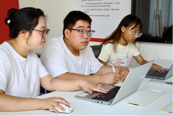 张苗团队在暑期进行竞赛真题讨论