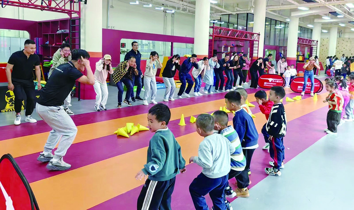 少儿体能亲子互动游戏。 谭梅 摄