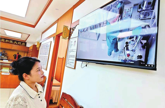         沈阳打造“药净方明”，煎药过程全程可视 ，百姓用药安全放心。本报记者 王迪 摄