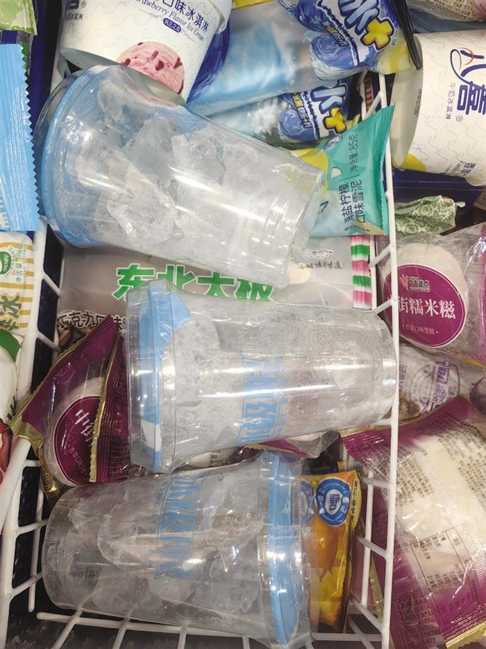     便利店销售的冰杯