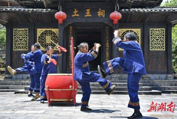 6月15日，永顺县双凤村，村民身着传统土家族服饰表演摆手舞。