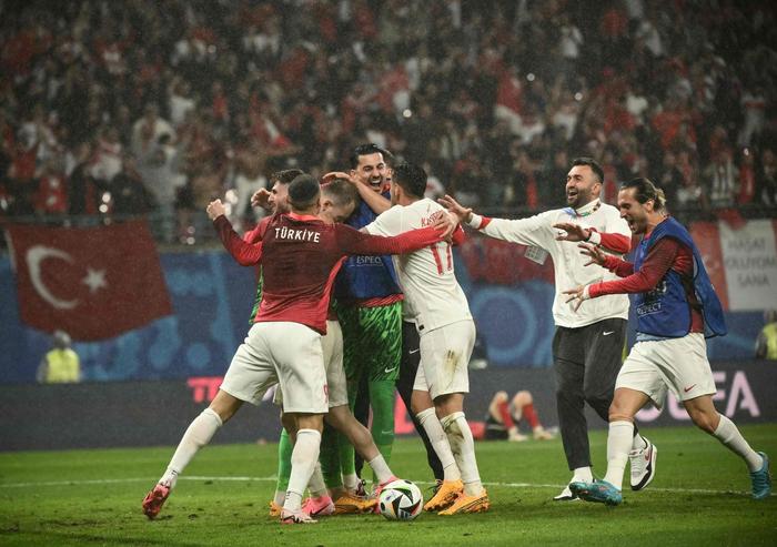 土耳其球员庆祝胜利 图据视觉中国