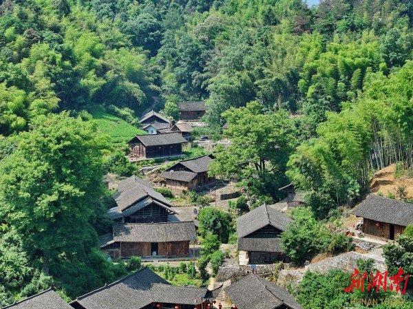 6月15日，永顺县双凤村，深山中的古村寨。