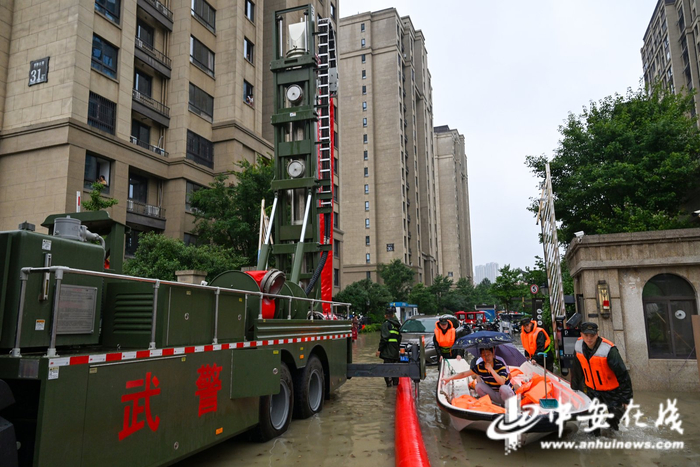 武警官兵正在转移受困群众