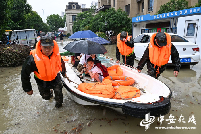 武警官兵转移受困群众