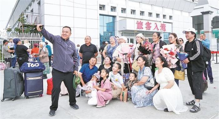 　　6月15日，游客在吉木乃口岸旅客出入境口合影留念。 兵团日报全媒体记者 陈洋 摄