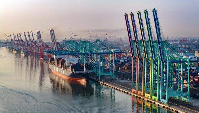 一艘集装箱货轮停靠在天津港“智慧零碳”码头。（新华社记者赵子硕摄）