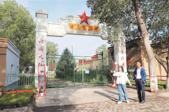 　　6月17日，游客来到伊犁哈萨克自治州昭苏县灯塔知青馆打卡留念。杨晓坤 摄